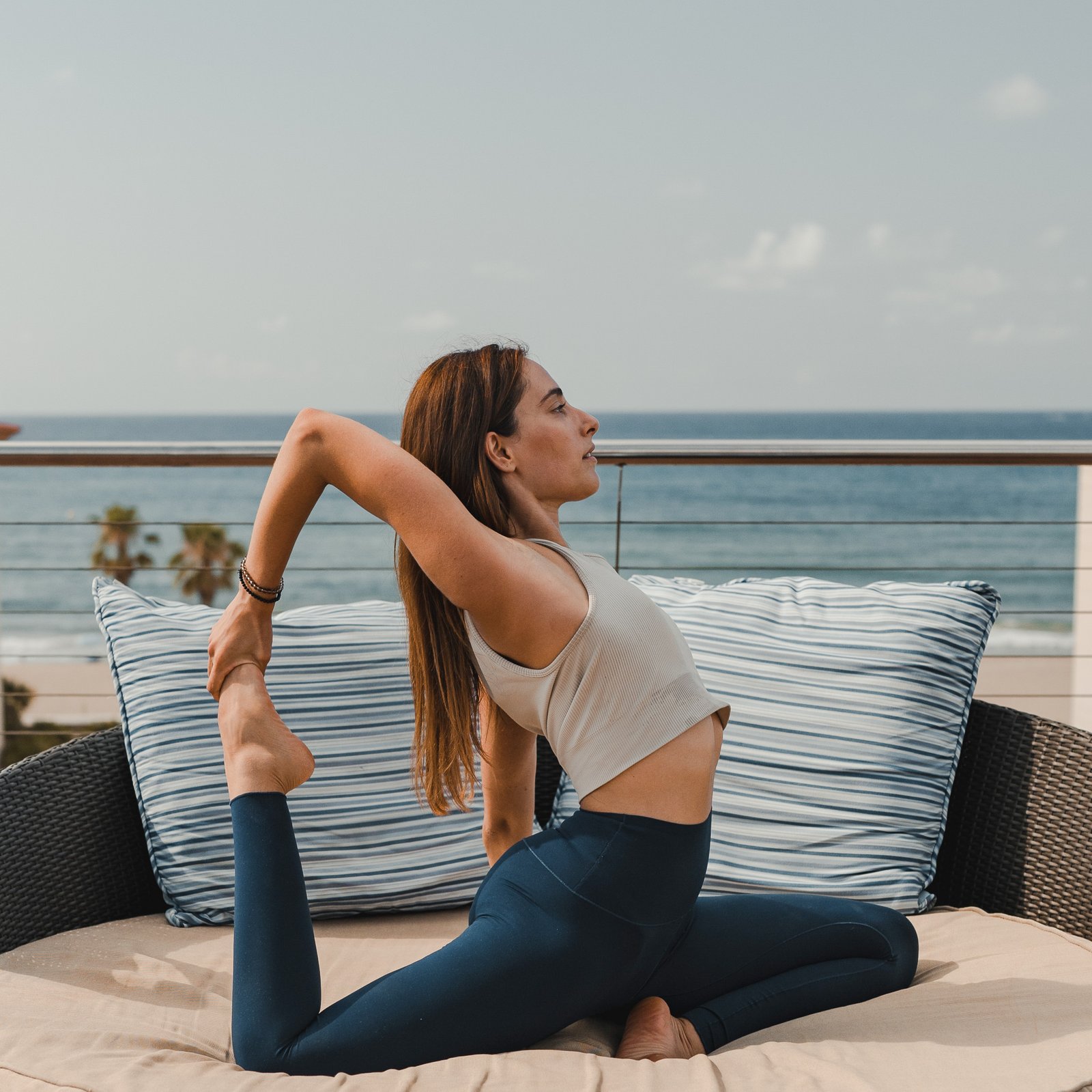 Eva García practicando yoga junto al mar en Barcelona