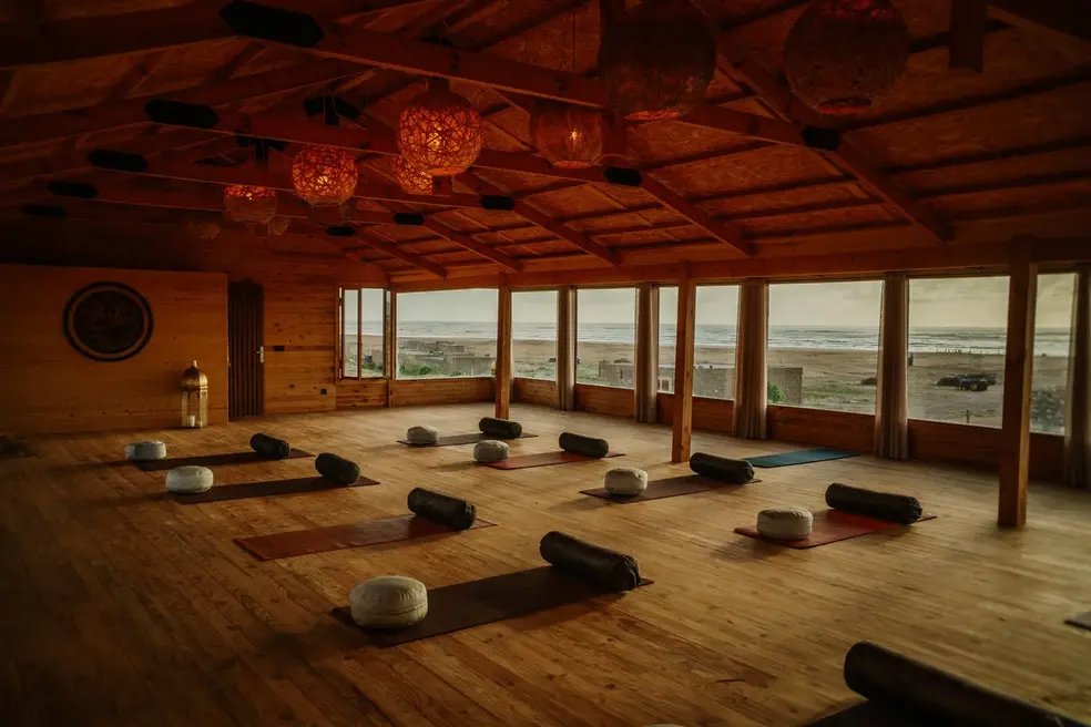 Sala de un retiro de yoga de Eva García con vistas al mar